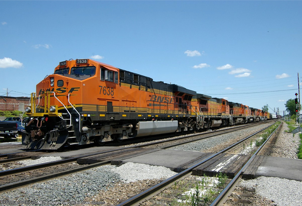 BNSF ES44C4 7638